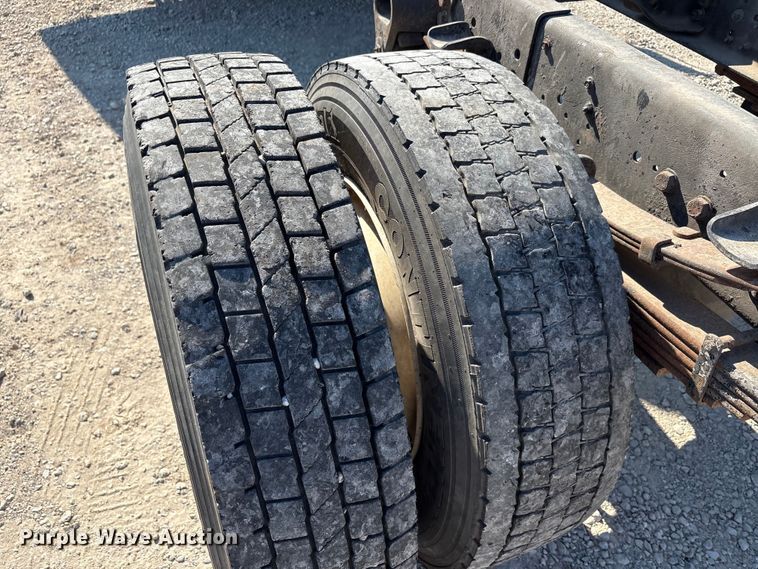 image for item EA7595 2002 Ford F650 Crew Cab truck cab and chassis