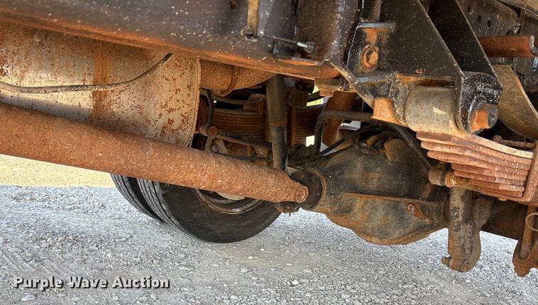 image for item EA7596 1999 Ford F450 flatbed truck