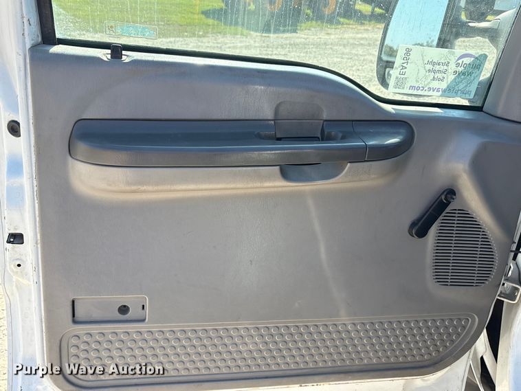 image for item EA7596 1999 Ford F450 flatbed truck