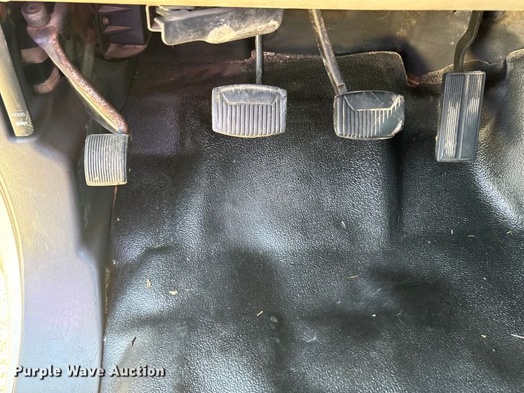 image for item EA7596 1999 Ford F450 flatbed truck