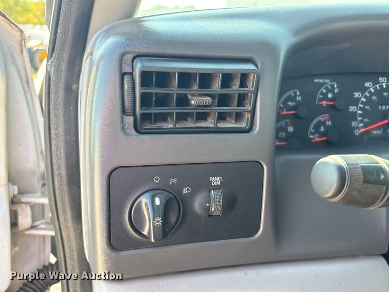 image for item EA7596 1999 Ford F450 flatbed truck