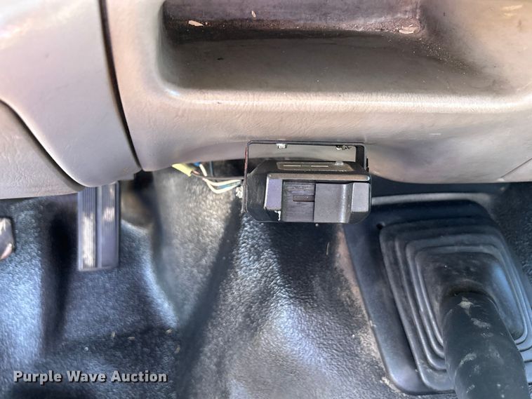 image for item EA7596 1999 Ford F450 flatbed truck