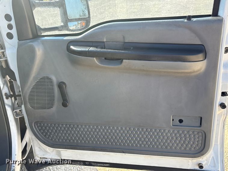 image for item EA7596 1999 Ford F450 flatbed truck