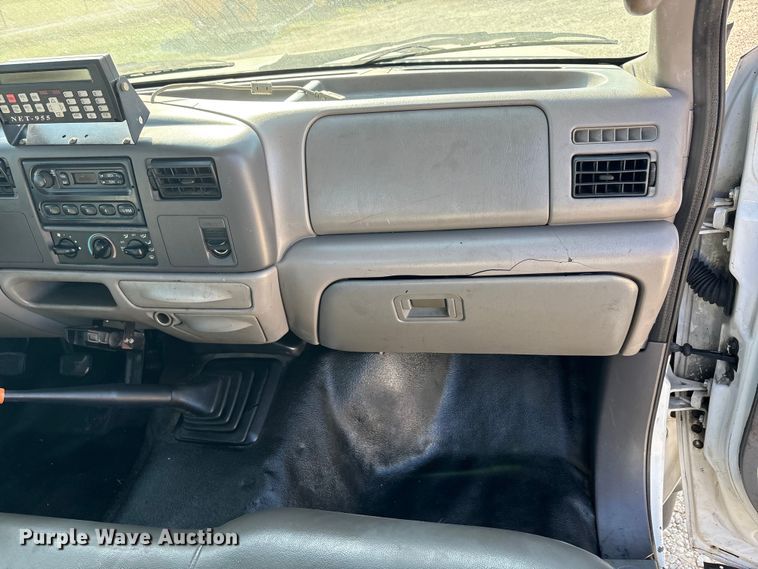 image for item EA7596 1999 Ford F450 flatbed truck