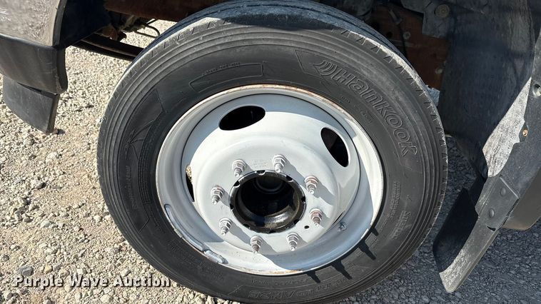 image for item EA7596 1999 Ford F450 flatbed truck