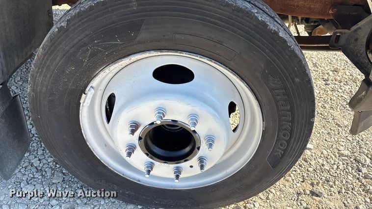 image for item EA7596 1999 Ford F450 flatbed truck