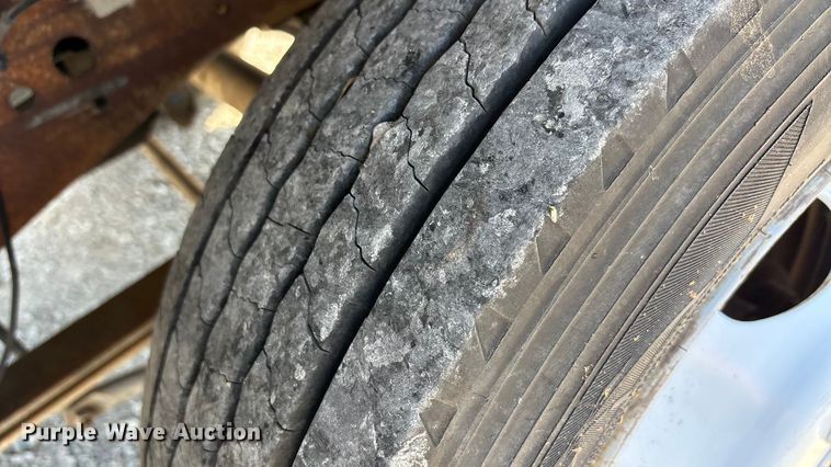 image for item EA7596 1999 Ford F450 flatbed truck