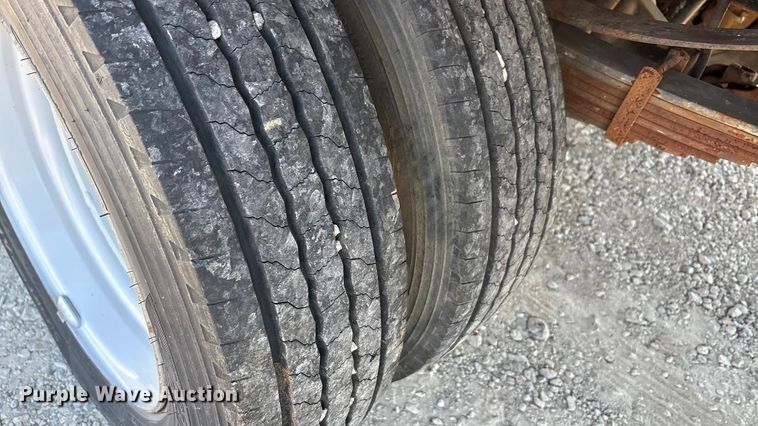 image for item EA7596 1999 Ford F450 flatbed truck