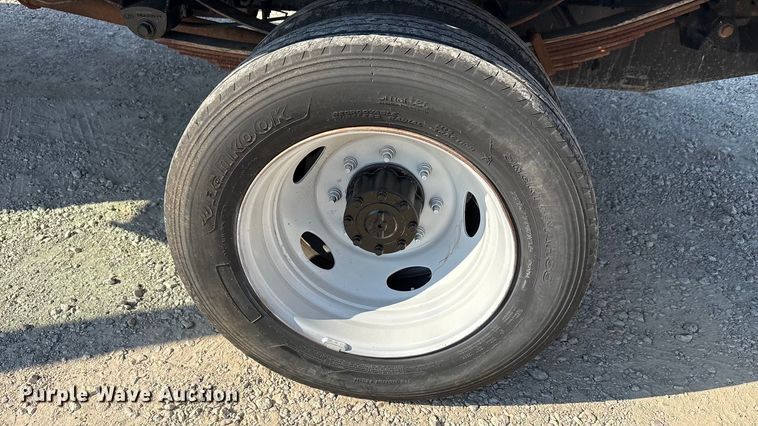 image for item EA7596 1999 Ford F450 flatbed truck