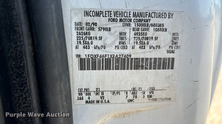 image for item EA7596 1999 Ford F450 flatbed truck