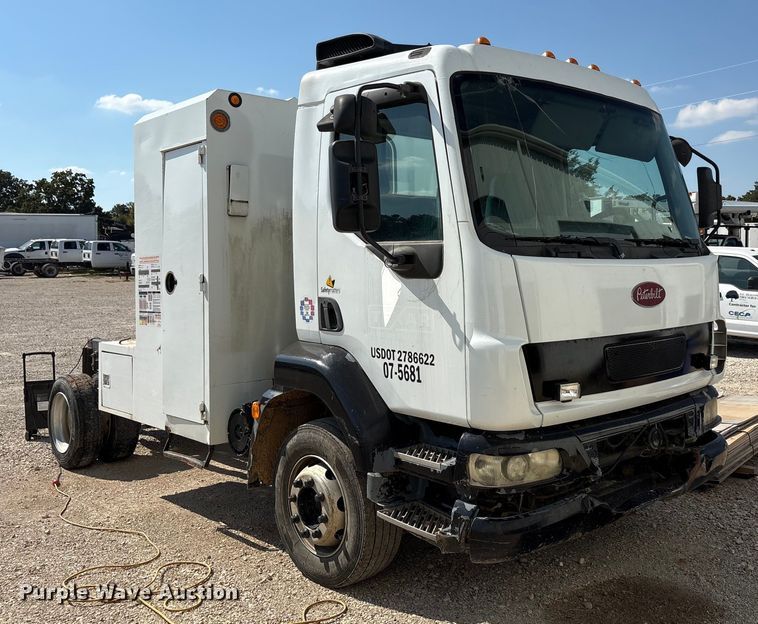 image for item EA7598 2007 Peterbuilt 200 truck cab and chassis