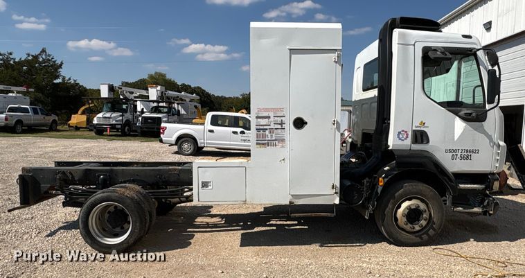 image for item EA7598 2007 Peterbuilt 200 truck cab and chassis