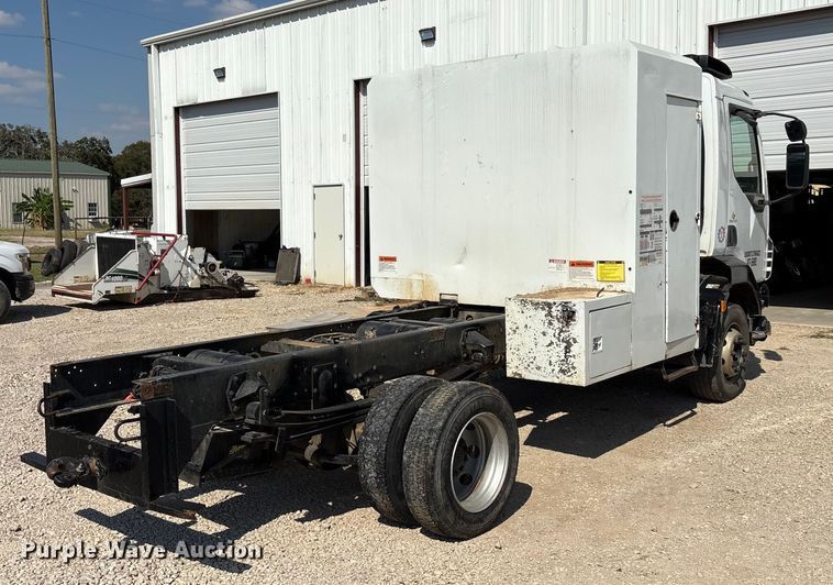 image for item EA7598 2007 Peterbuilt 200 truck cab and chassis