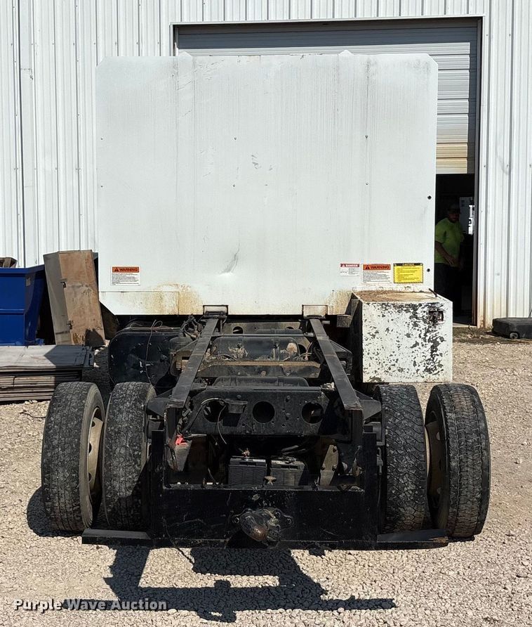 image for item EA7598 2007 Peterbuilt 200 truck cab and chassis