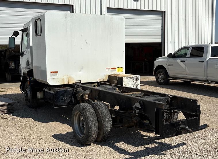 image for item EA7598 2007 Peterbuilt 200 truck cab and chassis