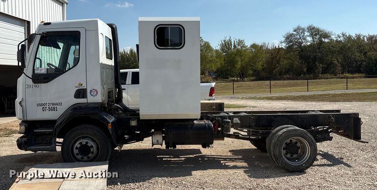 image for item EA7598 2007 Peterbuilt 200 truck cab and chassis