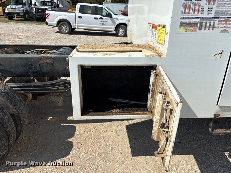 image for item EA7598 2007 Peterbuilt 200 truck cab and chassis