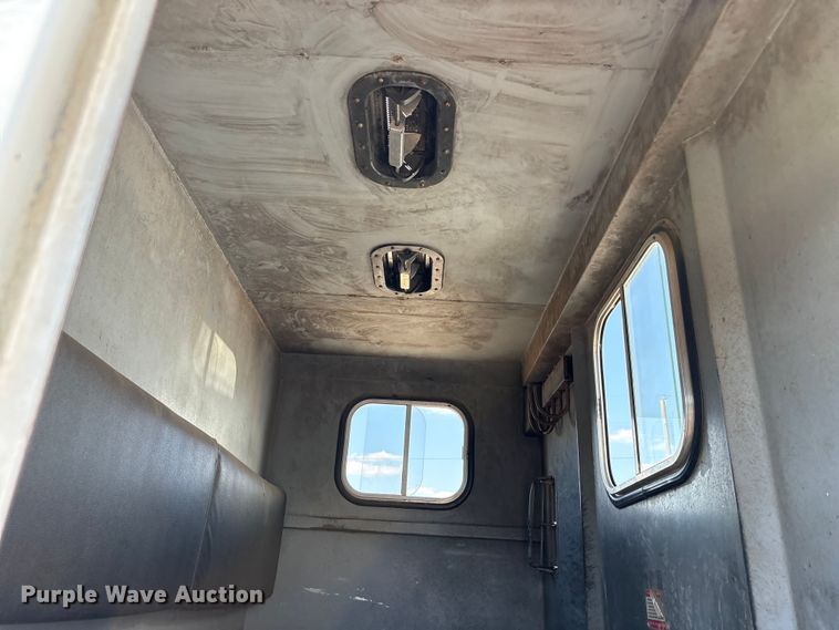 image for item EA7598 2007 Peterbuilt 200 truck cab and chassis