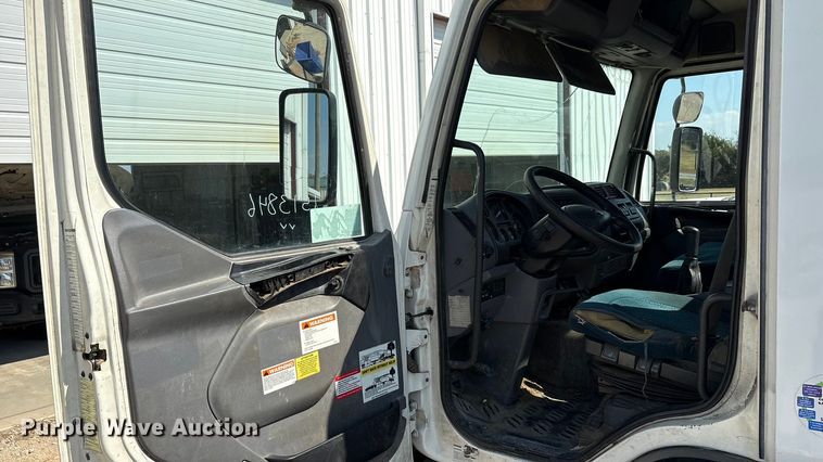 image for item EA7598 2007 Peterbuilt 200 truck cab and chassis