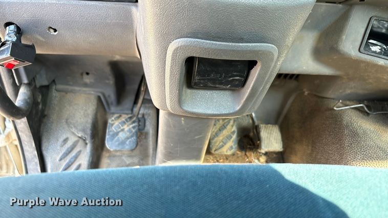 image for item EA7598 2007 Peterbuilt 200 truck cab and chassis