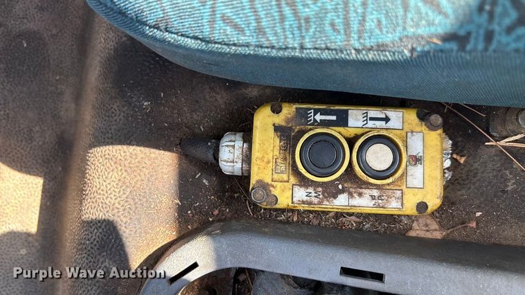 image for item EA7598 2007 Peterbuilt 200 truck cab and chassis