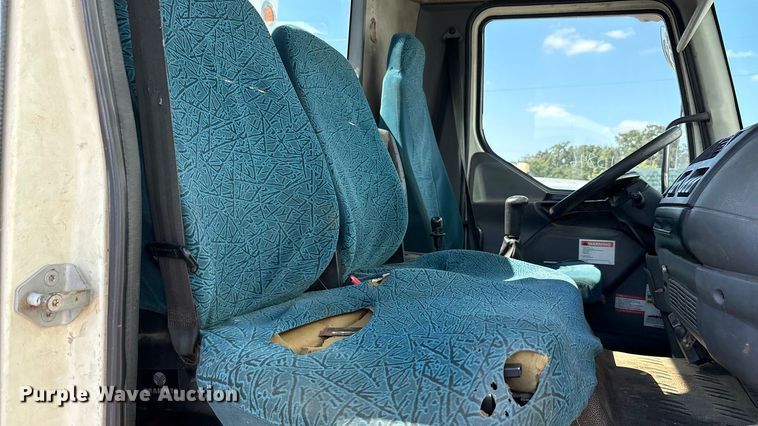 image for item EA7598 2007 Peterbuilt 200 truck cab and chassis