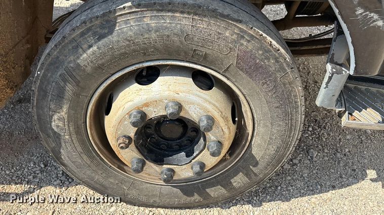 image for item EA7598 2007 Peterbuilt 200 truck cab and chassis