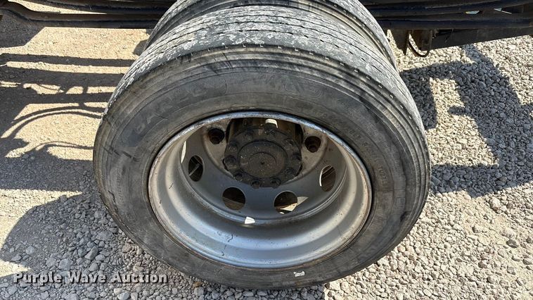 image for item EA7598 2007 Peterbuilt 200 truck cab and chassis