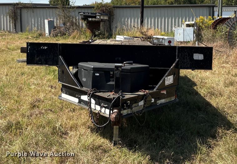 image for item EA7606 2009 Diamond C flatbed trailer