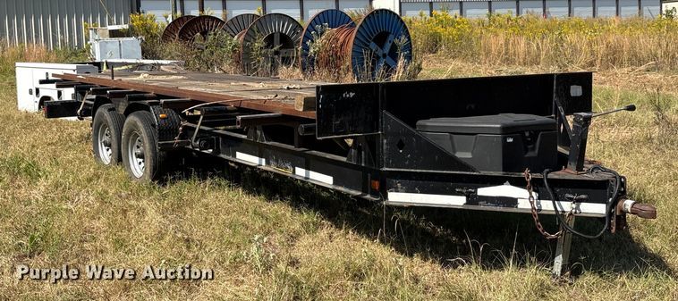 image for item EA7606 2009 Diamond C flatbed trailer