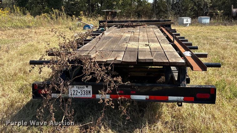 image for item EA7606 2009 Diamond C flatbed trailer