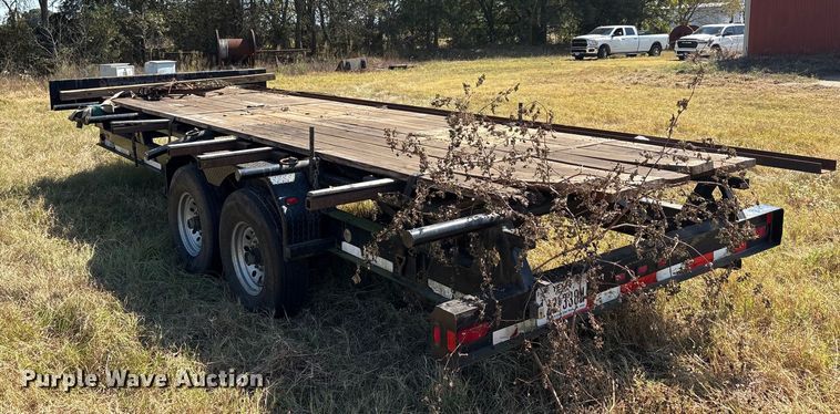 image for item EA7606 2009 Diamond C flatbed trailer