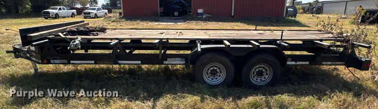 image for item EA7606 2009 Diamond C flatbed trailer