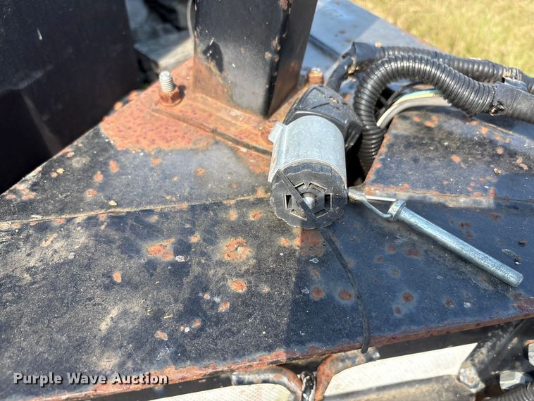 image for item EA7606 2009 Diamond C flatbed trailer