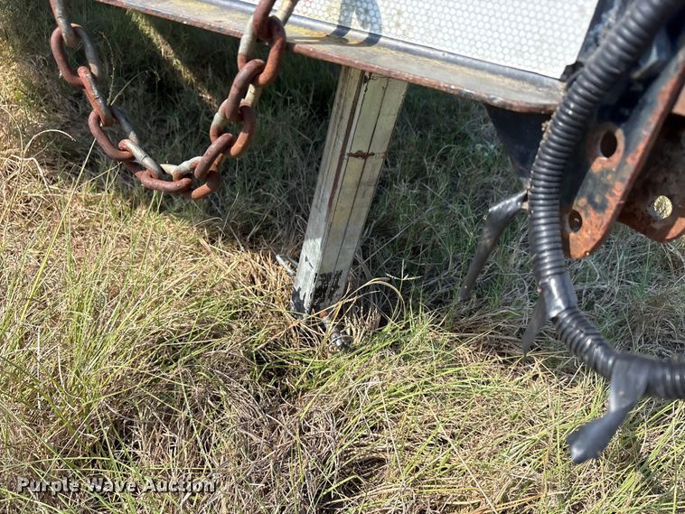 image for item EA7606 2009 Diamond C flatbed trailer