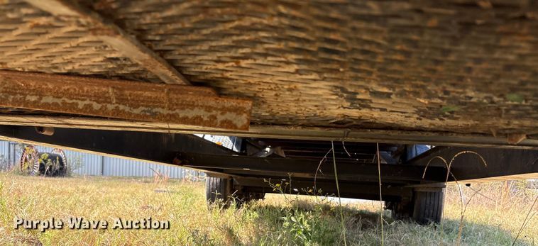 image for item EA7606 2009 Diamond C flatbed trailer