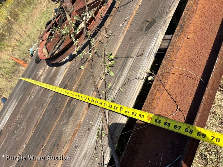 image for item EA7606 2009 Diamond C flatbed trailer