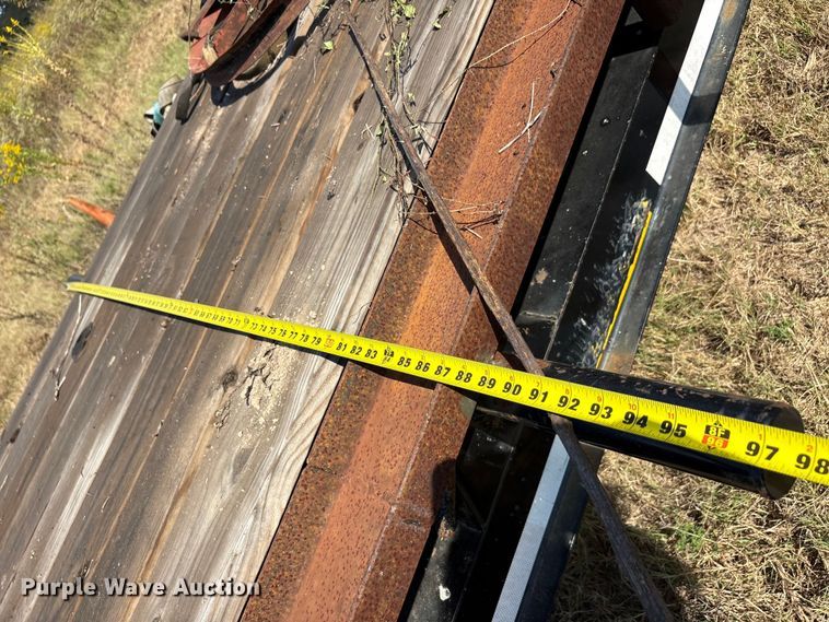 image for item EA7606 2009 Diamond C flatbed trailer