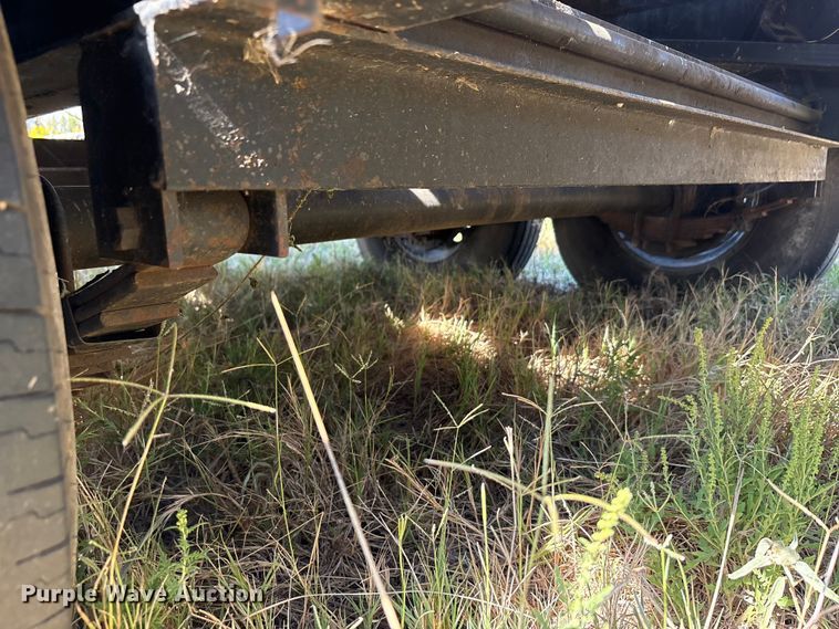 image for item EA7606 2009 Diamond C flatbed trailer