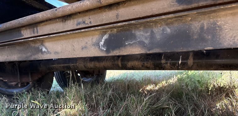 image for item EA7606 2009 Diamond C flatbed trailer