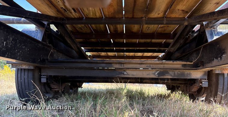 image for item EA7606 2009 Diamond C flatbed trailer