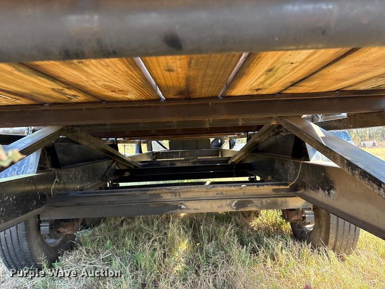 image for item EA7606 2009 Diamond C flatbed trailer