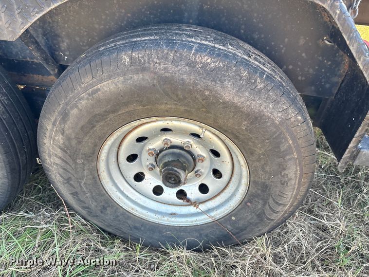 image for item EA7606 2009 Diamond C flatbed trailer