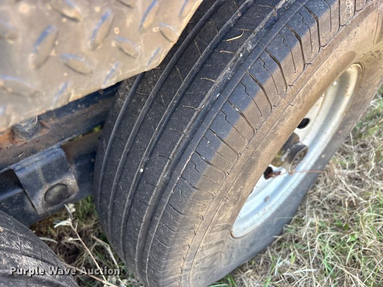 image for item EA7606 2009 Diamond C flatbed trailer