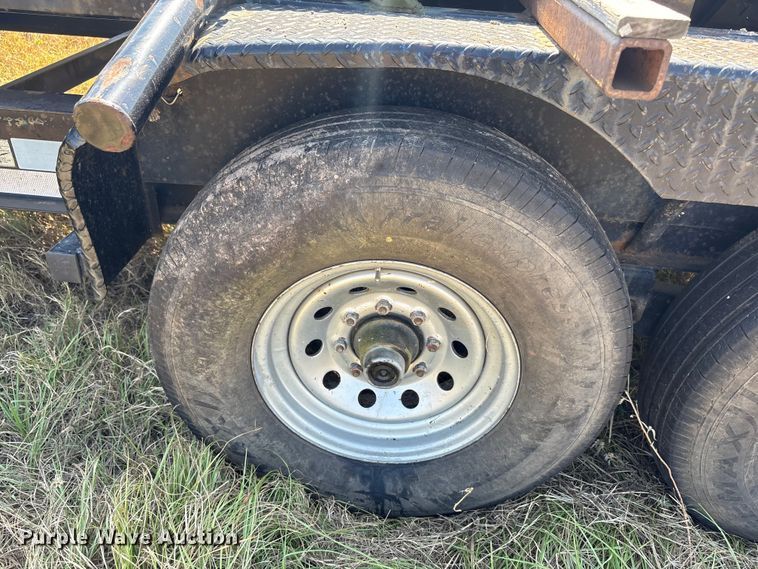 image for item EA7606 2009 Diamond C flatbed trailer