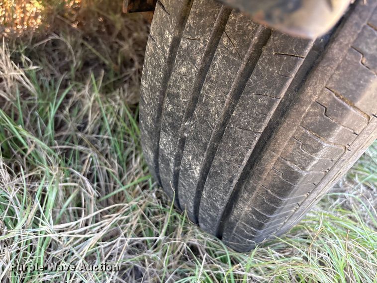 image for item EA7606 2009 Diamond C flatbed trailer