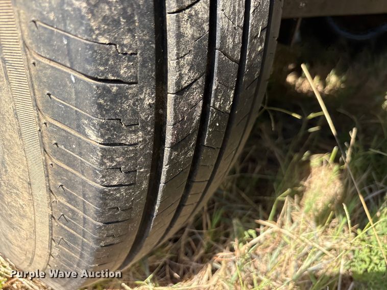 image for item EA7606 2009 Diamond C flatbed trailer