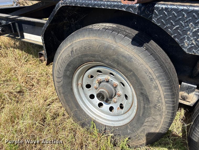 image for item EA7606 2009 Diamond C flatbed trailer