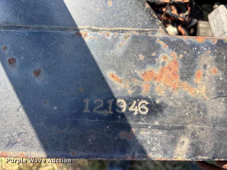 image for item EA7606 2009 Diamond C flatbed trailer