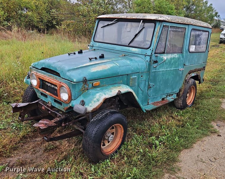 image for item EB8372 1974 Toyota  FJ 40 Land Cruiser SUV